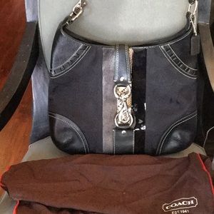 Black signature hobo in leather fabric